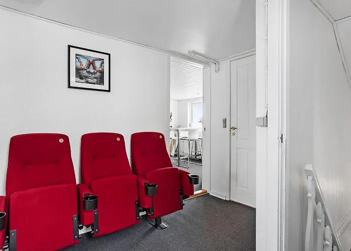 6 Bedroom Amazing In Dom wakacyjny *